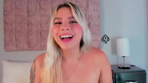 Snapshot of naomisanz_ chatting on November 25, 4:40 pm Laura online show from November 25, 4:40 pm