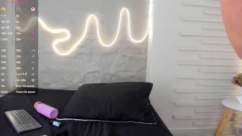 Snapshot of naomy_gyal chatting on November 8, 7:01 pm I am Naomy online show from November 8, 7:01 pm