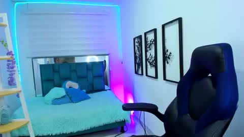 naomy online show from September 18, 2:02 am