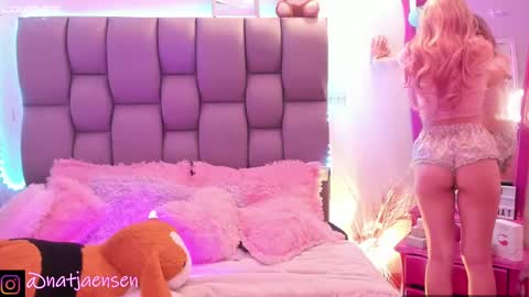 Snapshot of natalie_jaensen chatting on December 4, 12:08 am online show from December 4, 12:08 am