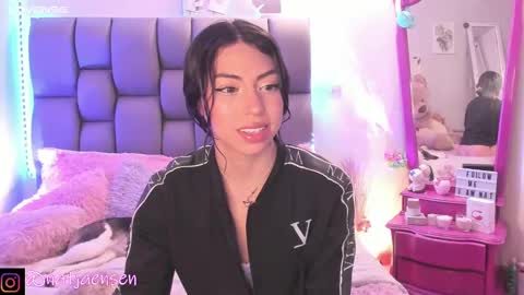 Snapshot of natalie_jaensen chatting on December 12, 12:05 am online show from December 12, 12:05 am