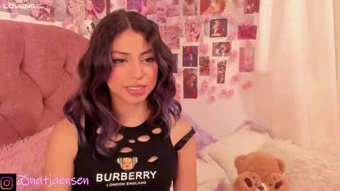 Snapshot of natalie_jaensen chatting on January 18, 11:33 pm online show from January 18, 11:33 pm