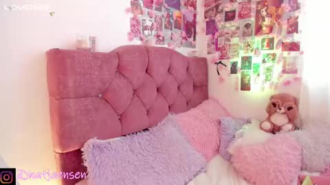 Snapshot of natalie_jaensen chatting on February 14, 11:31 am online show from February 14, 11:31 am