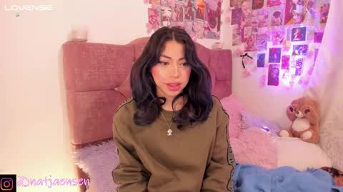 Snapshot of natalie_jaensen chatting on February 17, 9:46 am online show from February 17, 9:46 am