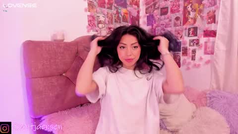 Snapshot of natalie_jaensen chatting on March 1, 10:13 am online show from March 1, 10:13 am