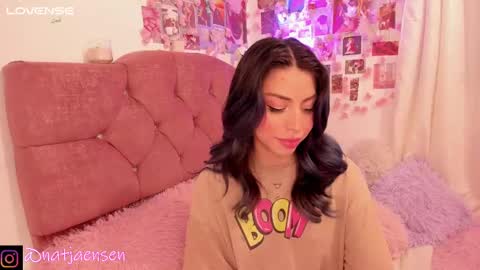 Snapshot of natalie_jaensen chatting on March 11, 1:05 am online show from March 11, 1:05 am
