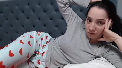 Snapshot of natalie_mia chatting on February 6, 6:18 am Miia online show from February 6, 6:18 am