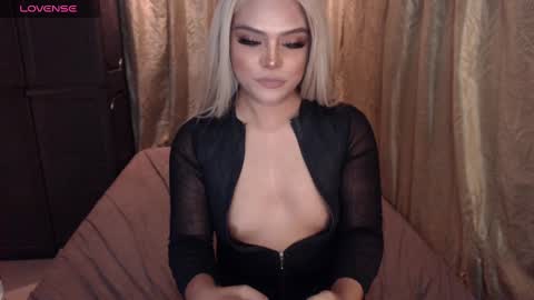 Snapshot of nativedoll chatting on December 8, 8:51 am Athena online show from December 8, 8:51 am