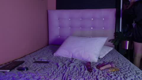 Snapshot of naturaltitss_ chatting on December 6, 7:56 pm Gwen online show from December 6, 7:56 pm