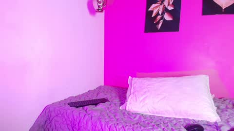 Snapshot of naturaltitss_ chatting on December 16, 1:11 pm Gwen online show from December 16, 1:11 pm