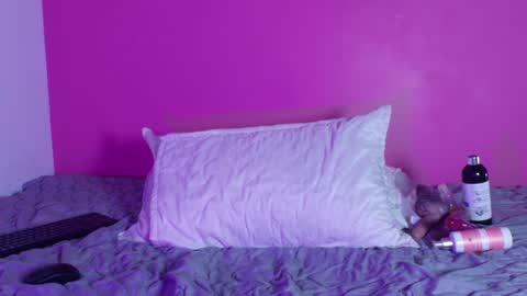 Snapshot of naturaltitss_ chatting on December 16, 5:33 pm Gwen online show from December 16, 5:33 pm
