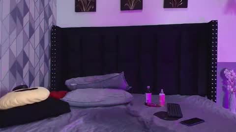 Snapshot of naturaltitss_ chatting on January 1, 10:35 pm Gwen online show from January 1, 10:35 pm
