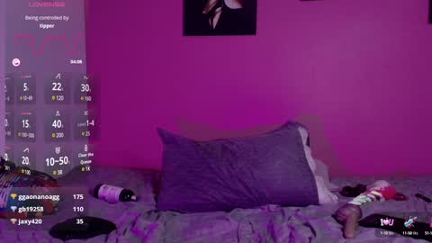 Snapshot of naturaltitss_ chatting on January 19, 6:32 pm Gwen online show from January 19, 6:32 pm