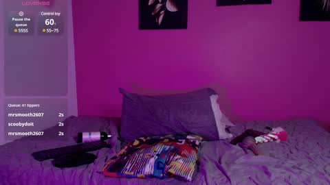 Snapshot of naturaltitss_ chatting on January 19, 9:34 pm Gwen online show from January 19, 9:34 pm