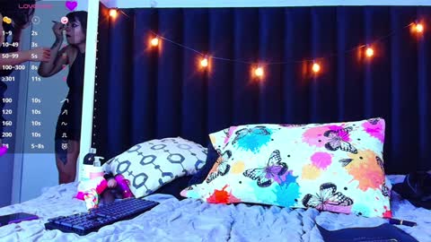 Snapshot of naturaltitss_ chatting on February 5, 7:53 pm Gwen online show from February 5, 7:53 pm