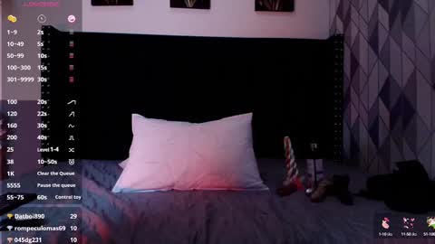 Snapshot of naturaltitss_ chatting on February 28, 8:07 pm Gwen online show from February 28, 8:07 pm