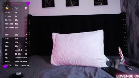 Snapshot of naturaltitss_ chatting on March 11, 8:20 pm Gwen online show from March 11, 8:20 pm