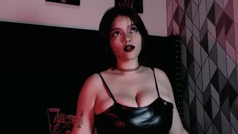 Snapshot of naturaltitss_ chatting on September 25, 7:50 pm Gwen online show from September 25, 7:50 pm