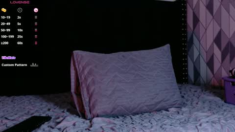 Snapshot of naturaltitss_ chatting on September 26, 7:51 pm Gwen online show from September 26, 7:51 pm