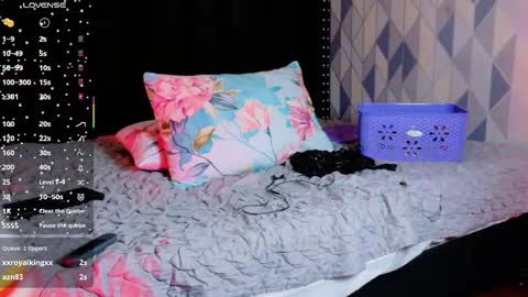 Snapshot of naturaltitss_ chatting on October 8, 7:44 pm Gwen online show from October 8, 7:44 pm
