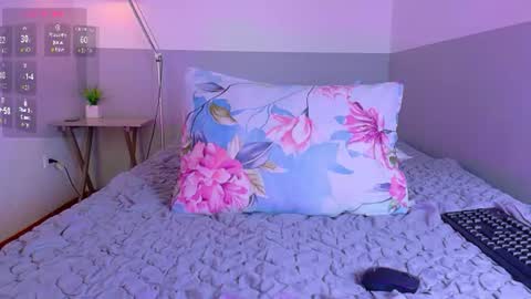 Snapshot of naturaltitss_ chatting on June 23, 5:44 pm Gwen online show from June 23, 5:44 pm