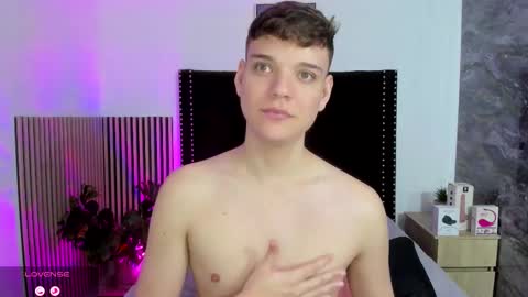 Snapshot of naughty_twink_ chatting on December 4, 11:30 am Noah online show from December 4, 11:30 am