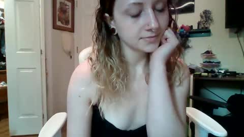 Snapshot of naughtymaeve chatting on September 15, 10:32 pm Maeve online show from September 15, 10:32 pm