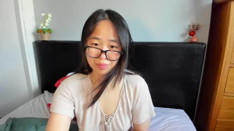 Snapshot of naughtynerdygirl chatting on June 24, 12:59 pm Gigi Chu online show from June 24, 12:59 pm