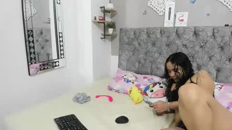 nay_and_aleja online show from December 4, 2:53 am