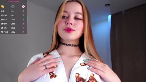 Snapshot of neldaaskins chatting on January 31, 1:54 am Lana online show from January 31, 1:54 am