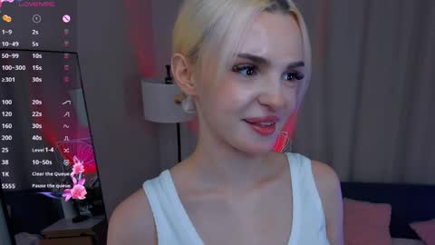 Snapshot of neldabestwick chatting on April 4, 7:33 pm Histori online show from April 4, 7:33 pm