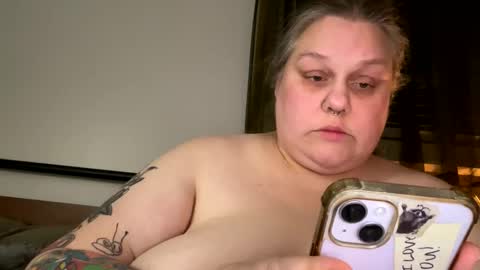 Snapshot of nellatlas chatting on November 17, 2:50 am Nellie Atlas online show from November 17, 2:50 am