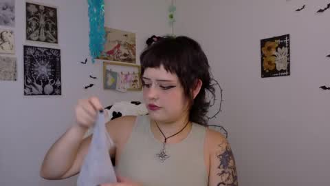 Snapshot of neurotic_witch chatting on May 28, 5:16 am Mar online show from May 28, 5:16 am