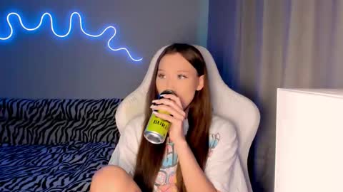 Snapshot of neyrmina chatting on October 27, 12:53 pm Mina online show from October 27, 12:53 pm