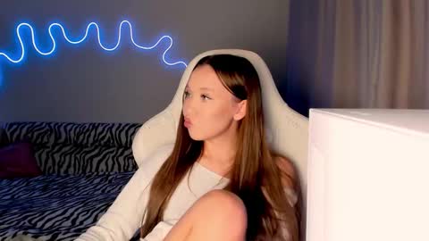 Snapshot of neyrmina chatting on October 31, 1:34 pm Mina online show from October 31, 1:34 pm