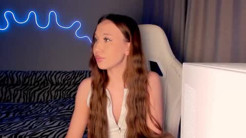 Snapshot of neyrmina chatting on November 13, 1:43 pm Mina online show from November 13, 1:43 pm