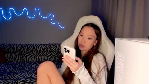 Snapshot of neyrmina chatting on November 14, 1:21 pm Mina online show from November 14, 1:21 pm