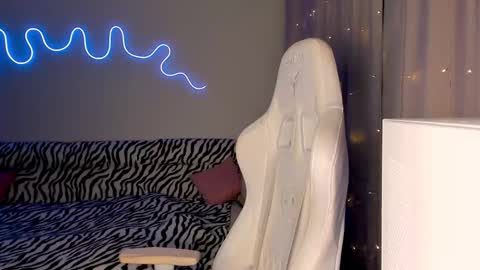 Snapshot of neyrmina chatting on December 1, 1:16 pm Mina online show from December 1, 1:16 pm