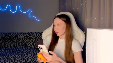 Snapshot of neyrmina chatting on December 2, 12:32 pm Mina online show from December 2, 12:32 pm