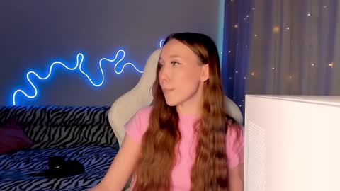 Snapshot of neyrmina chatting on December 16, 10:53 am Mina online show from December 16, 10:53 am