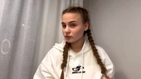 EmmaWalters online show from March 25, 7:09 pm