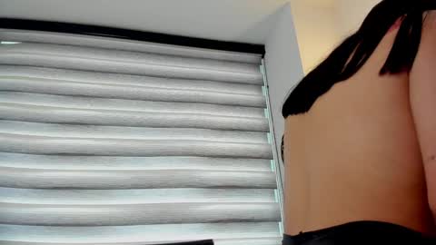 Snapshot of nia__white chatting on January 4, 5:16 pm laura online show from January 4, 5:16 pm
