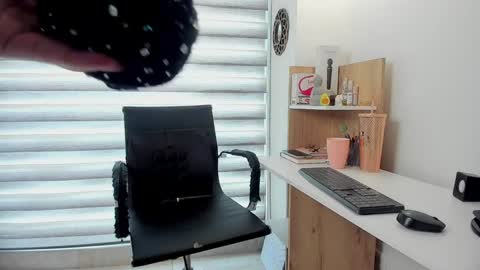 Snapshot of nia__white chatting on January 8, 5:59 pm laura online show from January 8, 5:59 pm