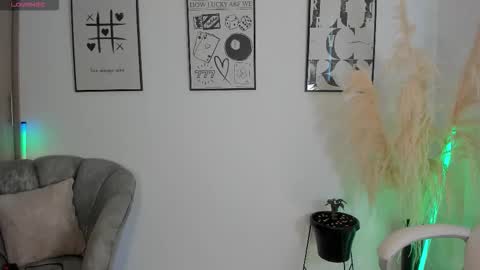 Nia online show from November 19, 1:22 pm