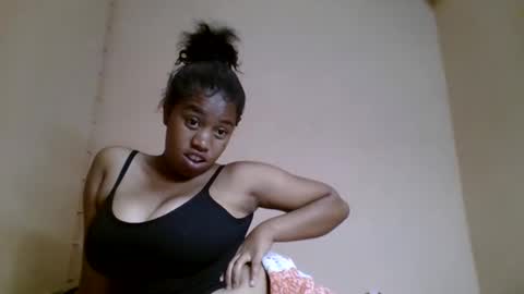 Snapshot of nicelly01 chatting on May 18, 12:40 am nicelly01 online show from May 18, 12:40 am