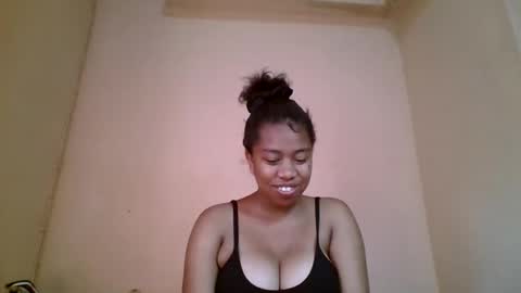 Snapshot of nicelly01 chatting on May 19, 6:42 am nicelly01 online show from May 19, 6:42 am