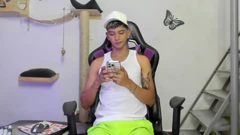Snapshot of nick_greey chatting on May 13, 9:11 pm Frank online show from May 13, 9:11 pm