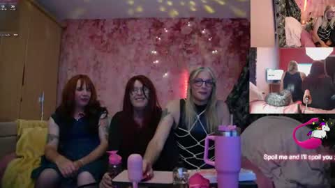 Snapshot of nicktu52 chatting on June 11, 12:32 am nicktuuk online show from June 11, 12:32 am