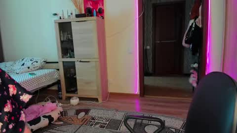 Nicky Weekends online show from February 9, 8:33 am