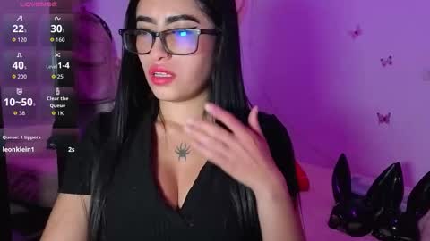 Snapshot of nickyvixenn chatting on November 27, 7:05 pm Nicolle online show from November 27, 7:05 pm